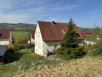 Massives Zweifamilienhaus in sonniger, ruhiger Lage mit großem Grundstück