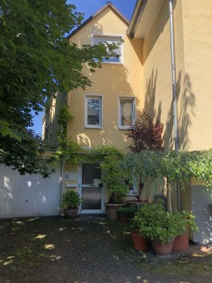 Großzügiges Erdgeschoß Appartement mit hohen Decken und Terrasse in Dellbrück