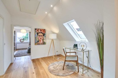 Modern leben: Familienhaus mit offenem Wohnkonzept, ganz neu gestaltetem Obergeschoss, wohligem Kach