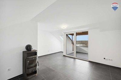 2 - Zimmer DG Wohnung mit Fußbodenheizung, Glasfaser, Holzofen, Balkon mit toller Aussicht.