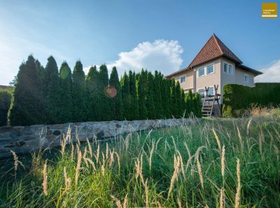 Zeitlos elegante Architektur! Wunderschönes Familienhaus mit Traumgarten und Fernsicht