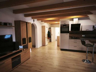 Helle 3 1/2-Zimmer-Wohnung im 2. Obergeschoss mit Dachschrägen und moderner Einbauküche