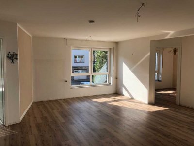 Helle 2-Zimmer-Wohnung mit Balkon, Fußbodenheizung/Fernwärme