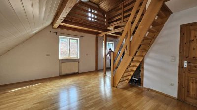 Helle 3-Zimmer DG-Wohnung mit Galerie & Balkon in Haindlfing bei Freising