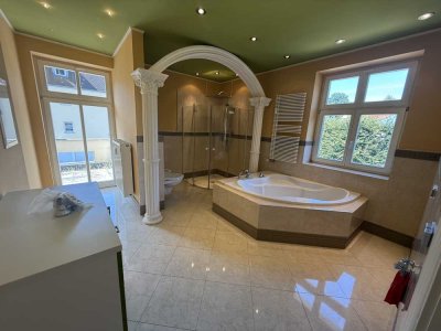 Villa im Park, 2 Zimmer, 3 Balkone, EBK, Kamin, das Bad... sieht man nicht alle Tage