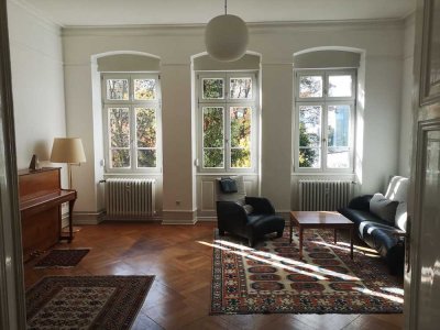 Familienfreundliche Wohnung in Altbauvilla, teil-möbliert, Blick ins Grüne & riesiger Garten
