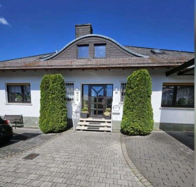 Wohnen mit Weitblick: Vier-Familienhaus mit Terrasse, Gartenoase & flexiblen Nutzungsmöglichkeiten