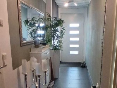 RESERVIERT_ Exklusive Terrassenwohnung mit eigenem Eingang und 2 Garagen in DIN-Oberlohberg