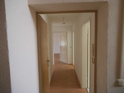 Gemütliche & zentrale 2-Erdgeschosswohnung mit Einbauküche und Balkon vermieten.