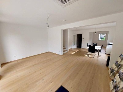 Sofort einziehen: Modernes Reihenhaus mit PV- und Klimaanlage, Wärmepumpe, Keller und großzügigem Garten