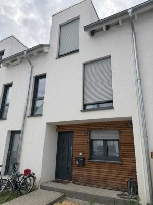 Modernes Reihenmittelhaus mit Garten, Balkon & Stellplatz – Bezug ab 01.08.2026