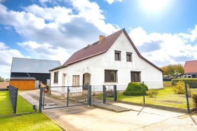 Großzügiges Familienanwesen mit Nebengebäuden und Gartenidylle in Fredersdorf