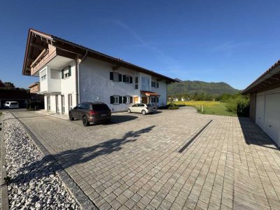 Hochwertiges Wohn- und Geschäftshaus mit Garagen auf großem Grund mit ruhigem Bergblick
