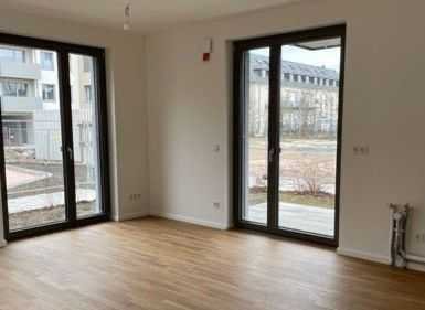 NEUWERTIG! Helle Erdgeschoss-Wohnung mit 2 Bädern & Gartenanteil