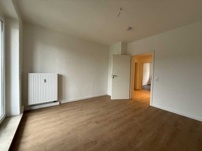 2-Zimmer-Wohnung mit Balkon und EBK, Erstbezug nach Sanierung