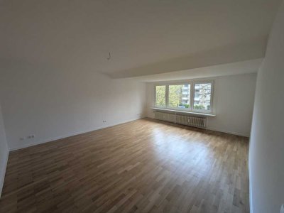 Frisch sanierte 2,5-Zimmer-Dachgeschosswohnung mit Balkon in Hamburg Meiendorf