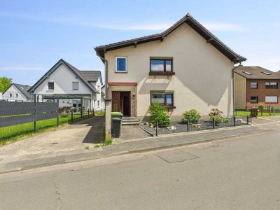 Zweifamilienhaus mit zwei autarken Einheiten, Garten und Garage – ideal für Familien oder Investoren