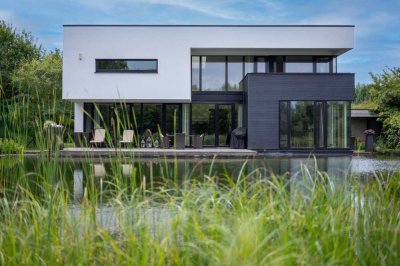 ++ WOHNPARADIS AM SEE ++ Außergewöhnliches Anwesen mit zwei Häusern und privatem Schwimmteich