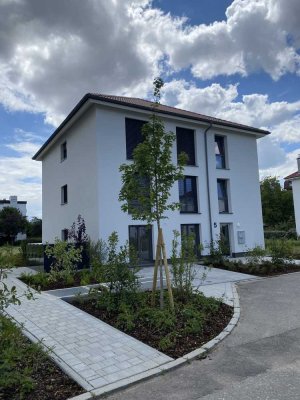 Sofort frei! Moderne, neuwertige 3-Zimmer-Wohnung mit Balkon, EBK u. TG-Stellplatz mit Wallbox