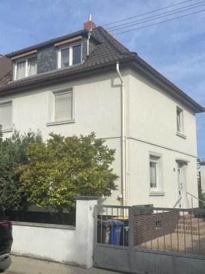 Attraktive und vollständig renovierte 4-Zimmer-Wohnung mit Balkon und Einbauküche in Ludwigshafen