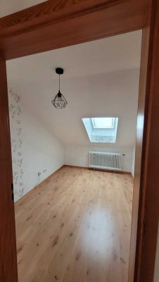 Freundliche 3-Zimmer-DG-Wohnung mit Balkon und EBK in Overath