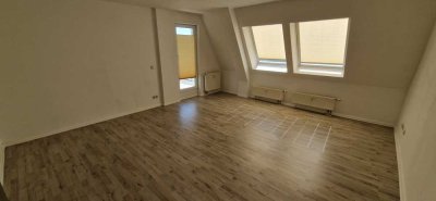 Schöne 2 Raumwohnung im DG mit Einbauküche, Balkon, Keller und PKW-Stellplatz