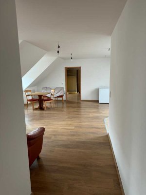 Freundliche und vollständig renovierte 3-Raum-DG-Wohnung in Offenburg