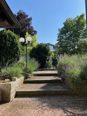 Großzügiges Einfamilienhaus mit Einliegerwohnung u. großen Garten in Bestlage