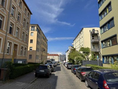 Freigezogene und frisch renovierte 2-Zimmer-Wohnung mit Balkon und Außenstellplätzen