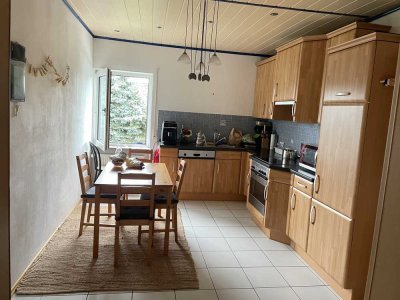 Modernisierte Wohnung mit drei Zimmern sowie Balkon und Einbauküche in Hatzenbühl