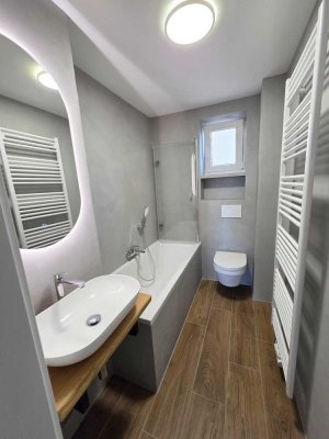 PROVISIONSFREIE Attraktive, komplett renovierte 2 Zimmer Wohnung mit Balkon zentrale Lage in Fürth
