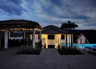 / Stilvoll wohnen - exklusives Anwesen mit Pool in Waldrandlage von Meschede! Einmalige Gelege