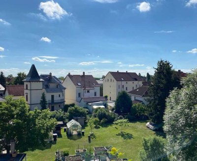Charmante Maisonette-Dachgeschosswohnung mit Balkon und Tiefgaragen-Stellplatz
