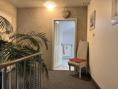 Vollständig renovierte 3,5-Zimmer-Wohnung mit Balkon und EBK in Ellerau
