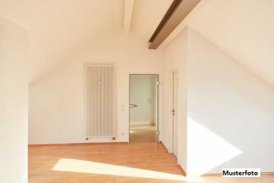 Großzügig geschnittene Wohnung mit Balkon