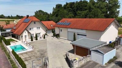 Attraktives Einfamilienhaus mit Pool, Einliegerwohnungen, Gewerbehalle und großem Grundstück