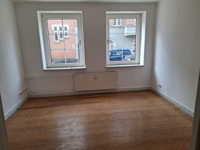 kleine 1,5-Zimmerwohnung mit Altbaucharme und Balkon im Erdgeschoss
