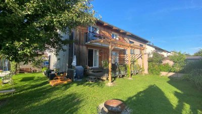 Exclusive Doppelhaushälfte mit 5 Zimmern, gehobener Innenausstattung und Garten in Großkarolinenfeld