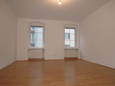 Innenstadtwohnung mit riesigem Balkon mit Blick in den Innenhof