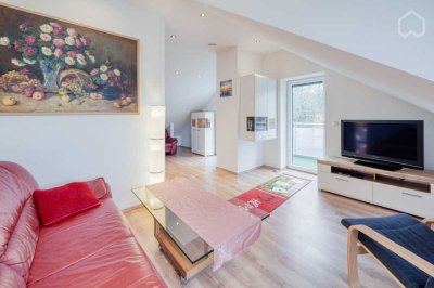 Charmante Dachgeschosswohnung voll möbliert mit Balkon und Klima in Allach