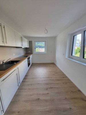 Erstbezug nach Kernsanierung in 2,5-Zimmer-Wohnung mit EBK