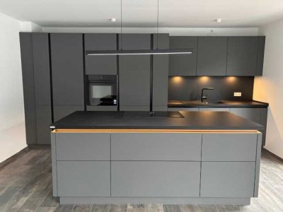 Erstbezug mit Balkon und Einbauküche: Exklusive 3-Zimmer-Wohnung mit geh. Innenausstattung