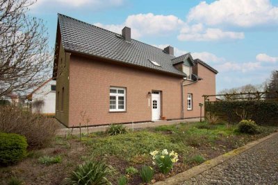 Einfamilienhaus zur Nutzung für 2 Familien mit ca. 4.500 m² Grundstück: Perfekt für Pferde