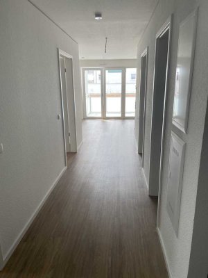 Barrierefreie 3,5-Raum-Wohnung mit Balkon und Einbauküche in Groß-Gerau, sofort bezugsfähi