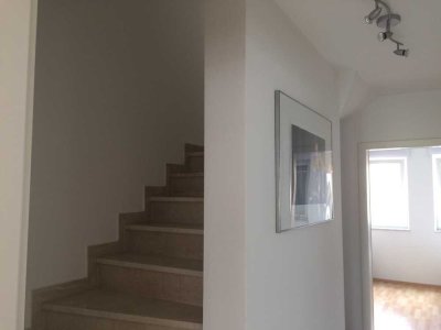 Ansprechende Doppelhaushälfte mit Dachterrasse mit geh. Innenausstattung und EBK in Straubing