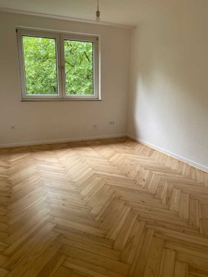 Erstbezug nach Kernsanierung! Balkon und Echtholzparkett!