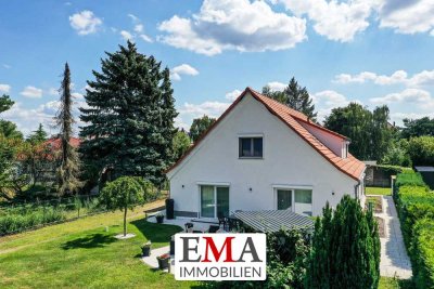 Großes und saniertes Zweifamilienhaus mit acht Zimmern auf sonnigem Gartengrundstück -RESERVIERT-