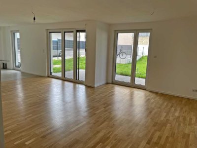 Neuwertige barrierefreie 2-Zimmer-Erdgeschosswohnung mit geh. Innenausstattung mit Garten
