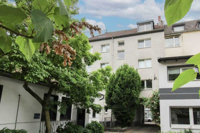 Leben in Rheinnähe - Großzügige und helle Dachgeschosswohnung in Duisburg- Laar