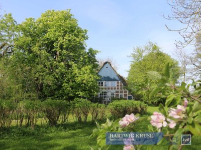 Romantik pur: Reetgedecktes Fachwerkhaus mit Teich in traumhafter Lage